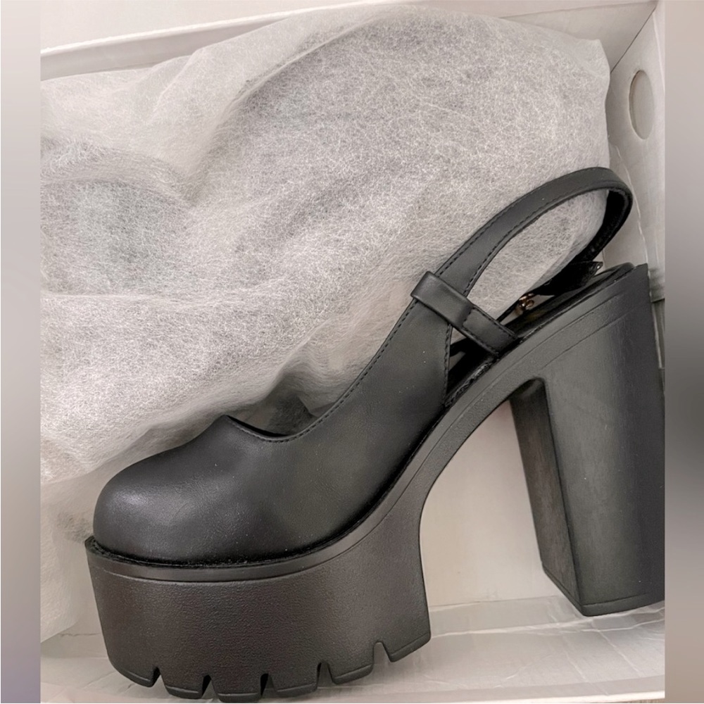 Sling-Back Round Toe Chunky Heel with hanging diamond